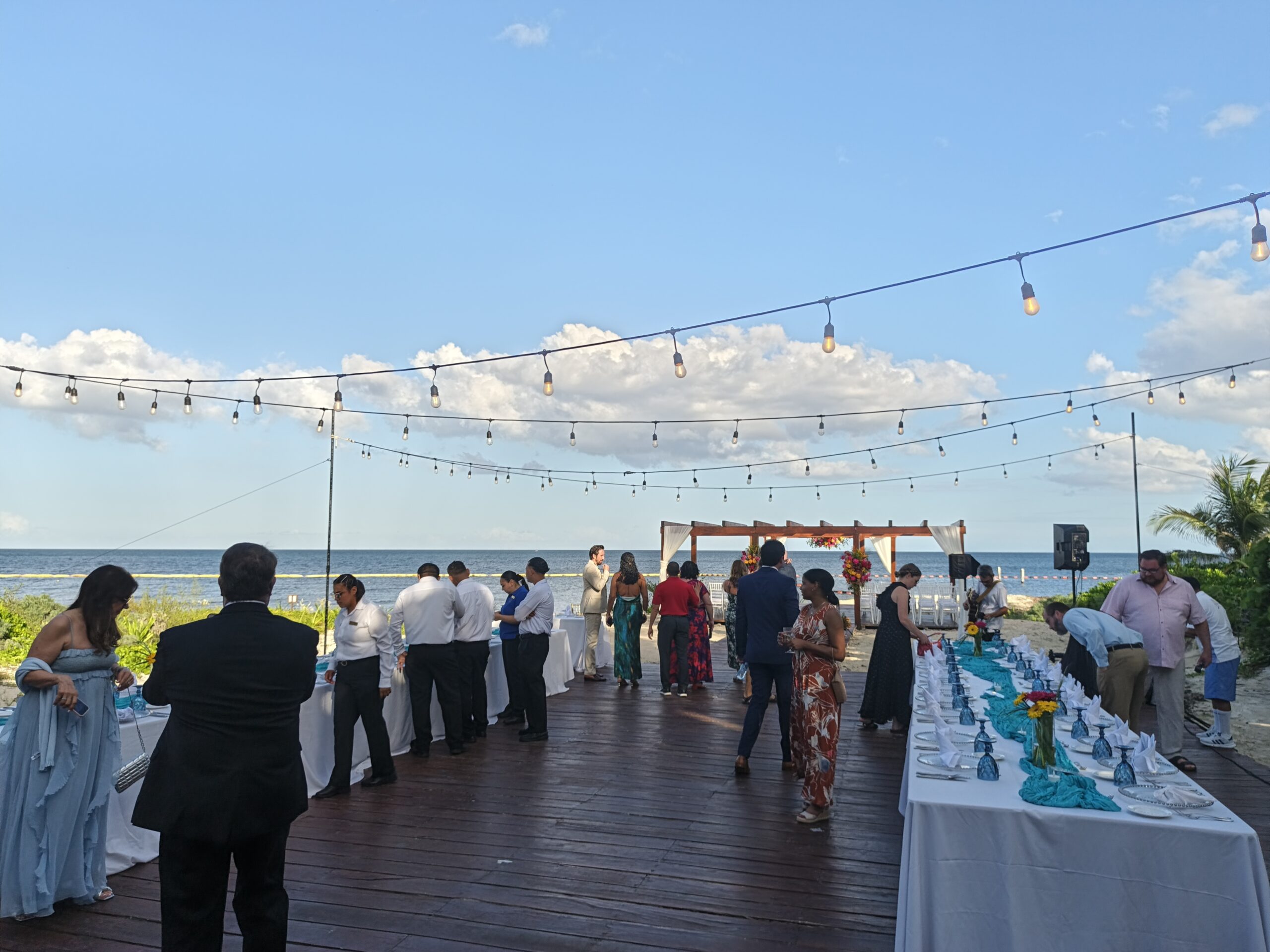 Coctel de boda en la playa con audio profesional